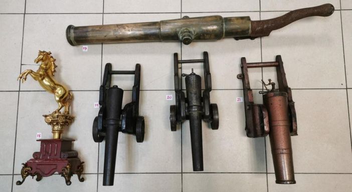 Furgone con armi antiche fermato al confine con la Francia. Alla guida il titolare di un’armeria di Torino Furgone con armi antiche fermato al confine con la Francia. Alla guida il titolare di un’armeria di Torino