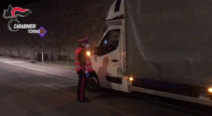 Trasportava 800 grammi di droga nel sottofondo del bagagliaio: i carabinieri arrestano un corriere