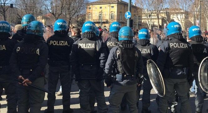 Champions, espulsi 54 tifosi olandesi dell'Ajax: avevano armi, fumogeni e petardi Champions, espulsi 54 tifosi olandesi dell'Ajax: avevano armi, fumogeni e petardi