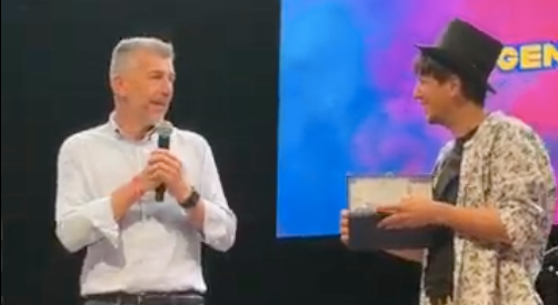 Gino Cecchettin consegna il Premio Rino Gaetano agli Eugenio in Via Di Gioia: "È la trasformazione del dolore in gioia"