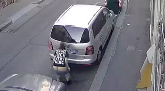 Degrado in Barriera di Milano: donna urina tra le auto, commercianti esasperati lavano il marciapiede