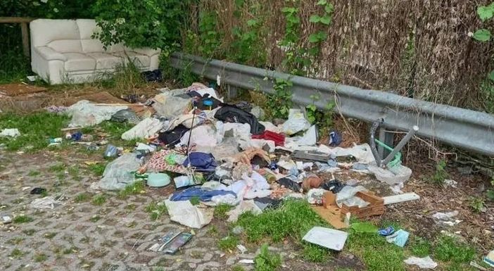 A Nichelino una discarica a cielo aperto nell'area di fronte a I Viali A Nichelino una discarica a cielo aperto nell'area di fronte a I Viali