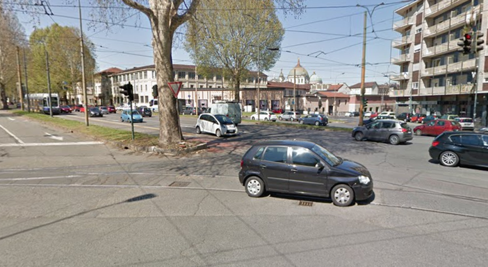 Deraglia un tram al Rondò della forca: traffico in tilt, ma nessun ferito