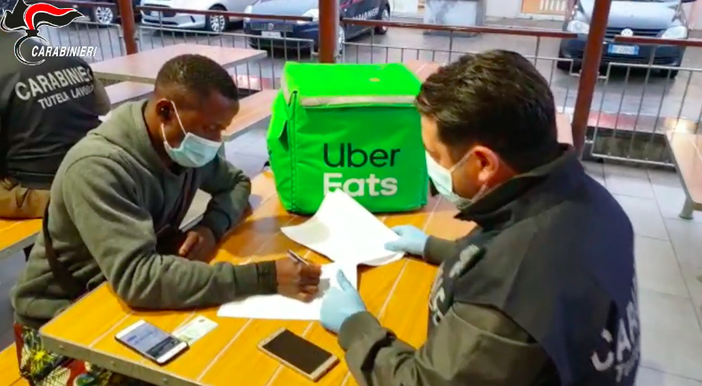 L'occhio dei carabinieri sul food delivery: intervistati 1000 riders per accertare le condizioni di lavoro