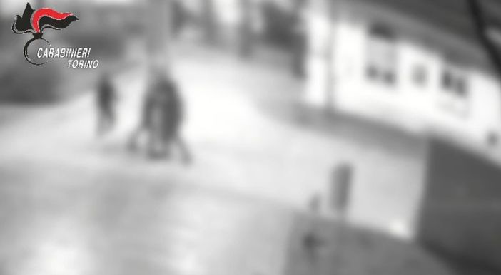 Aggressioni e minacce sull'autobus per Pont Canavese: denunciate dieci persone