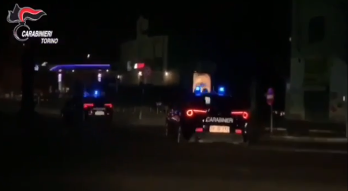 Far west in via Chambery: spari contro un'auto, una persone ferita