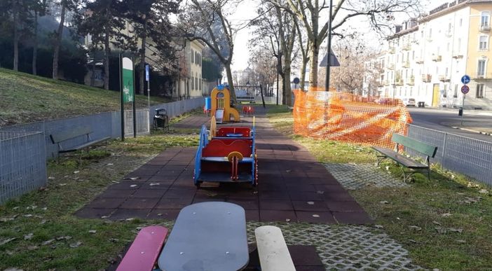 Riaperta l'area giochi "Lanza-Curreno", in primavera la potatura degli alberi Riaperta l'area giochi "Lanza-Curreno", in primavera la potatura degli alberi