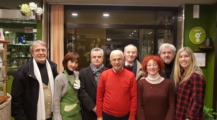 Gli artisti con i rappresentanti dell'associazione, i proprietari del locale ed il consigliere Giovanni Scinica Gli artisti con i rappresentanti dell'associazione, i proprietari del locale ed il consigliere Giovanni Scinica