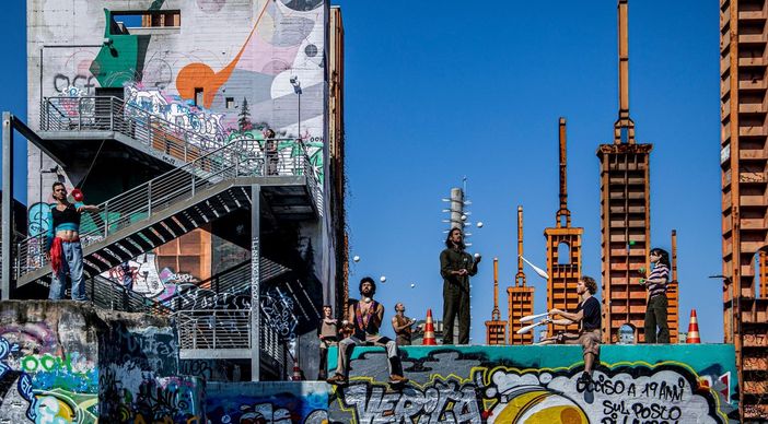 Chieri si trasforma in palco a cielo aperto: torna il Nice Festival, otto giorni di circo contemporaneo e meraviglia urbana