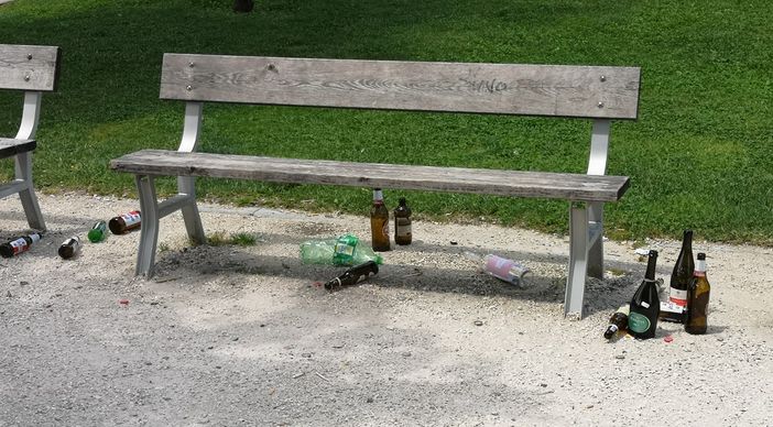 Bottiglie, cocci e rifiuti abbandonati ai giardini di via Cavalli e nell'area gioco dei bimbi: gli "avanzi" di una festa notturna [FOTO E VIDEO]