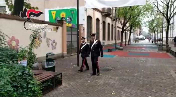 Blitz in piazza Santa Giulia, i carabinieri arrestano cinque spacciatori