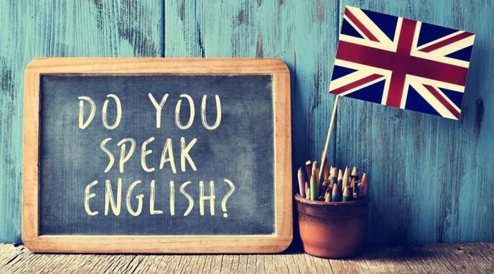Imparare bene la grammatica inglese o allenarsi sulla conversazione?