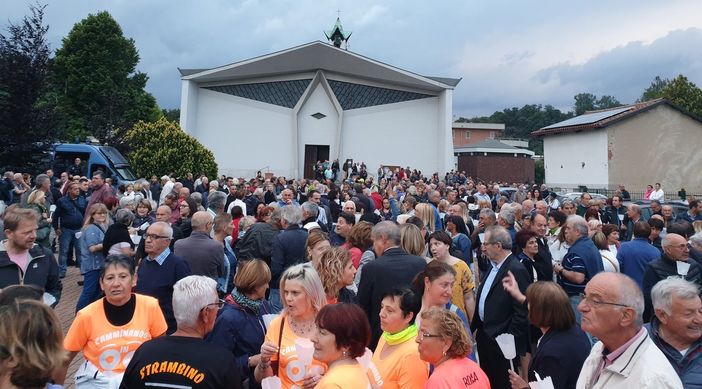 Pavone: marcia di solidarietà per il tabaccaio che ha sparato al ladro, uccidendolo [VIDEO]