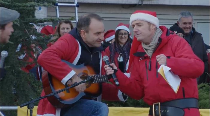 "Millemila" Babbi Natale in festa per i bambini del Regina Margherita. E il sindaco di improvvisa chitarrista "Millemila" Babbi Natale in festa per i bambini del Regina Margherita. E il sindaco di improvvisa chitarrista