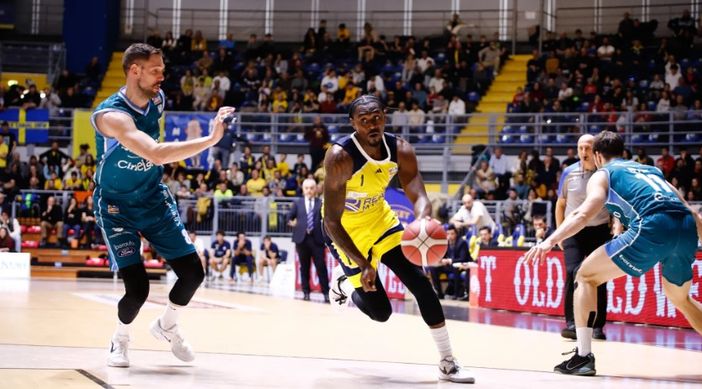 Basket: Reale Mutua costretta alla prima sconfitta casalinga, Cantù vince e ipoteca il secondo posto