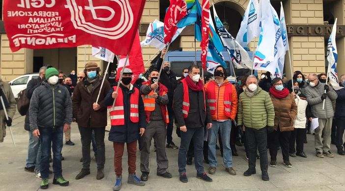 Lavoratori AviaPartner e bandiere sindacati Lavoratori AviaPartner e bandiere sindacati