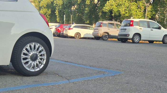 Da domani a Pinerolo si parcheggia gratis sulle strisce blu