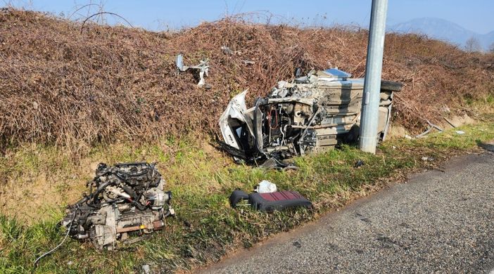 L'auto uscita fuori strada a Pinerolo L'auto uscita fuori strada a Pinerolo