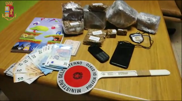 Non dimentica di piazzare l’“Amnesia” al mercato: arrestato un 48enne che nascondeva 3 kg di hashish