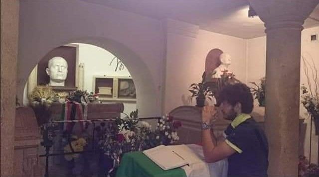 Regione Piemonte, il portavoce dell'assessora al Welfare in ginocchio davanti alla tomba del Duce: imbarazzo della Giunta Regione Piemonte, il portavoce dell'assessora al Welfare in ginocchio davanti alla tomba del Duce: imbarazzo della Giunta