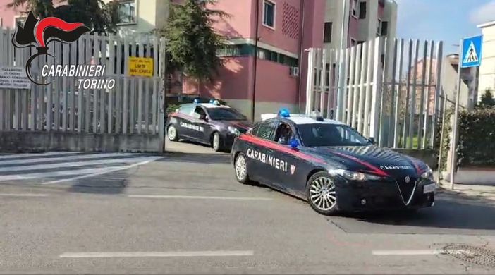Auto dei carabinieri che escono dal comando