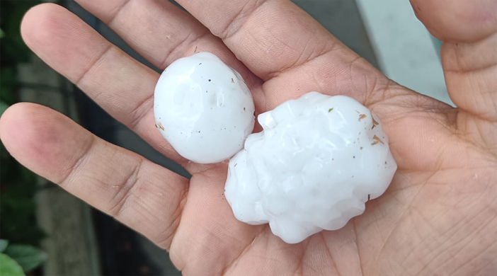 chicchi di grandine in una mano