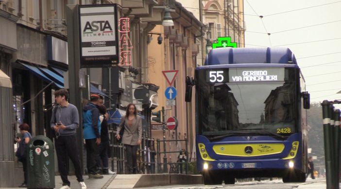 Bus che arriva alla fermata a Torino Bus che arriva alla fermata a Torino