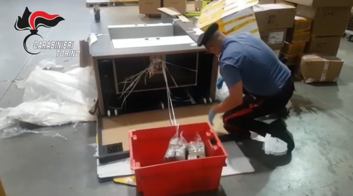 carabiniere che effettua sopralluogo alla ricerca di droga