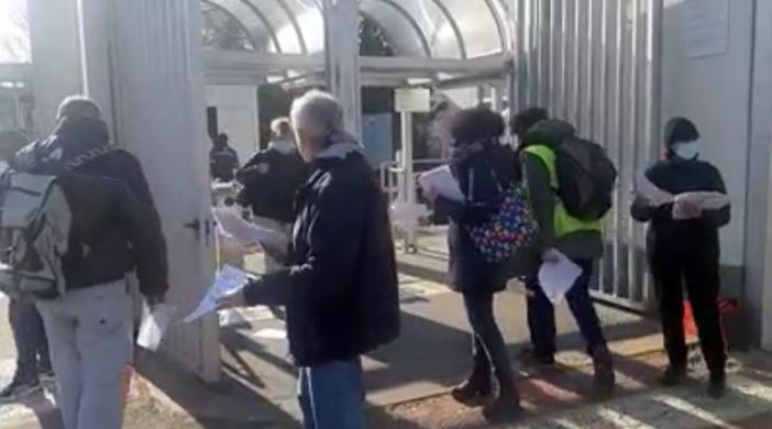 Volantinaggio davanti a Mirafiori