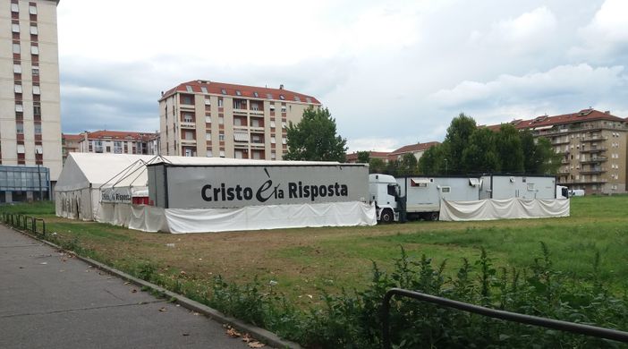Un tendone della Chiesa Evangelica nel prato di corso Traiano: "Vi accogliamo ogni sera" Un tendone della Chiesa Evangelica nel prato di corso Traiano: "Vi accogliamo ogni sera"