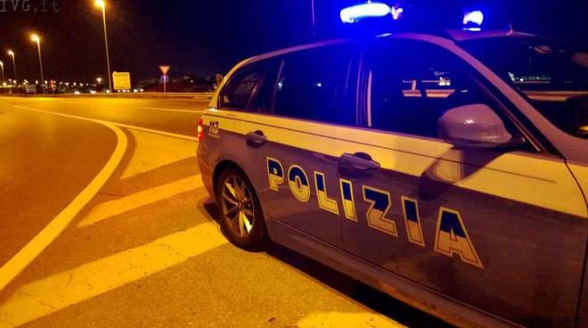 Viaggiano in piena notte a velocità sostenuta: erano con un'auto rubata