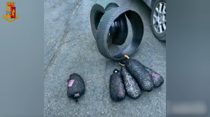 Traforo del Frejus, droga nascosta nella ruota di scorta: polizia trova 34 kg di eroina e cocaina