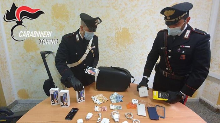 A tutta velocità su un monopattino rubato tra i corridoi dell'8 Gallery: fermato un 25enne A tutta velocità su un monopattino rubato tra i corridoi dell'8 Gallery: fermato un 25enne