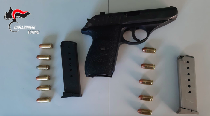 Minaccia noleggiatore di auto con una pistola: arrestato dai carabinieri