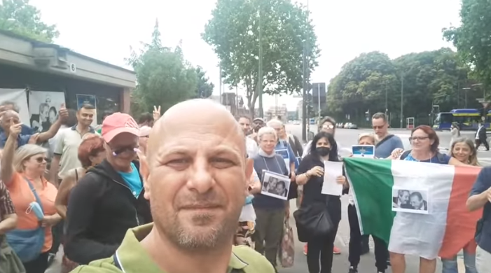 Gli attivisti del 'Governo del popolo' manifestano contro il sistema giudiziario