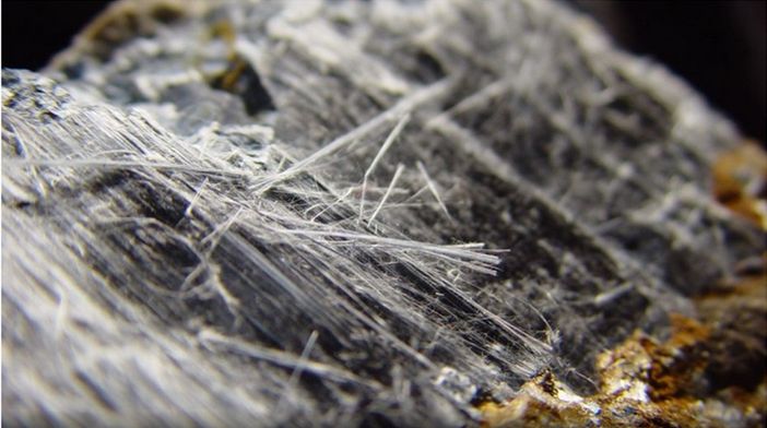 Amianto lungo i fili del telefono: indennizzata la vedova di un dipendente Telecom per 100mila euro Amianto lungo i fili del telefono: indennizzata la vedova di un dipendente Telecom per 100mila euro