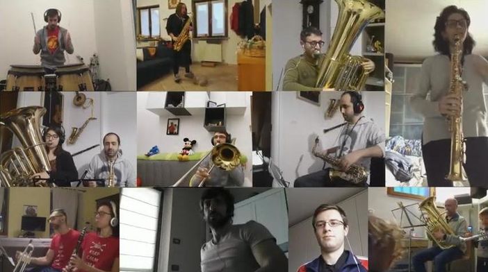 A Vigone musicisti e majorettes continuano ad esibirsi assieme, ma ognuno da casa propria