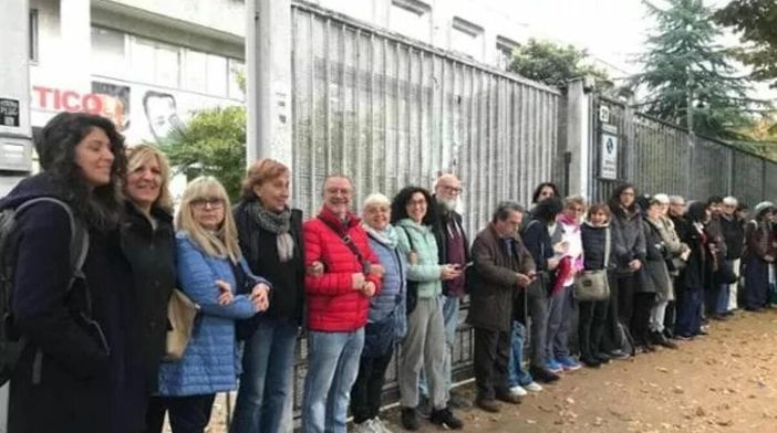 I professori del Primo fanno cordone contro i giovani militanti della Meloni I professori del Primo fanno cordone contro i giovani militanti della Meloni