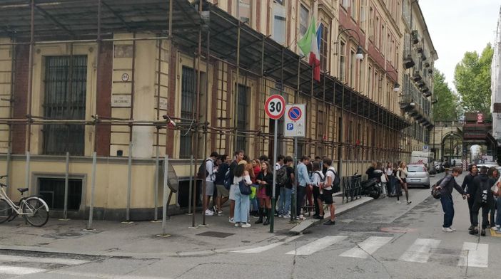 Suona la campanella al Liceo classico D'Azeglio: studenti in classe per recuperare il programma 2019/2020 Suona la campanella al Liceo classico D'Azeglio: studenti in classe per recuperare il programma 2019/2020
