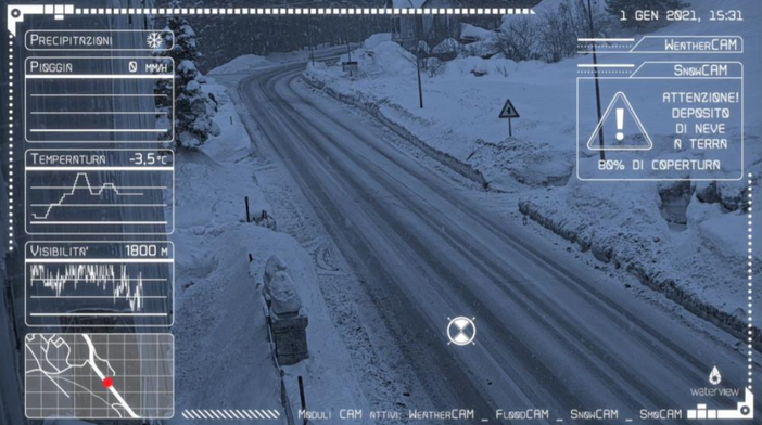 Strada di montagna monitorata da tecnologia digitale