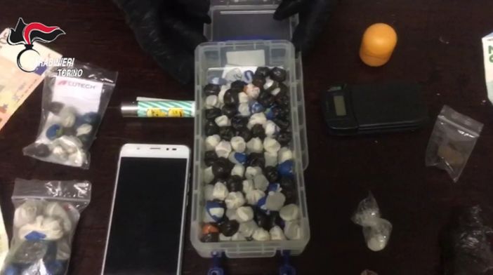 Cocaina nascosta tra la biancheria sporca del ristorante e negli slip: carabinieri arrestano due pusher