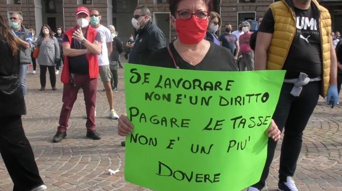 A Torino la rabbia degli ambulanti: “Basta prenderci in giro, con queste regole non sopravviviamo” [FOTO e VIDEO]