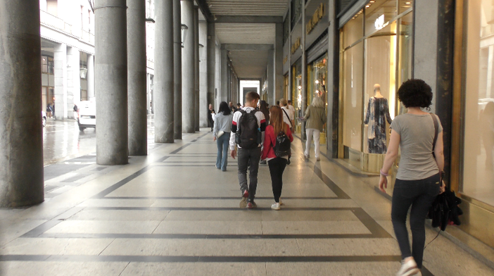 Minorenne accoltellato alla schiena in via Roma sabato sera, la Polizia indaga