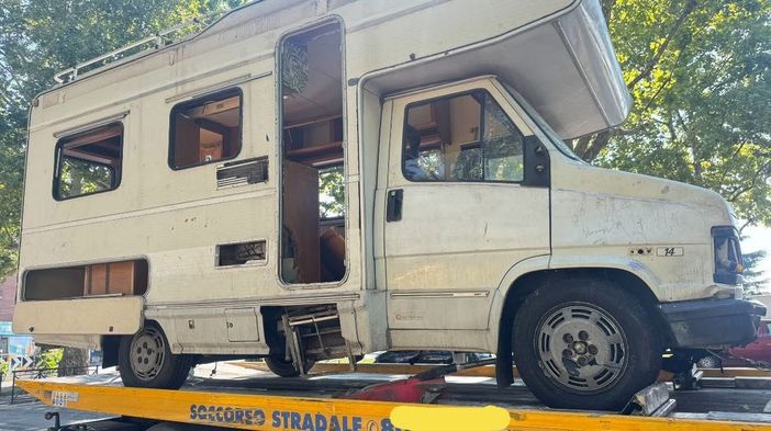 Rimosso uno dei camper abbandonati di strada del Drosso