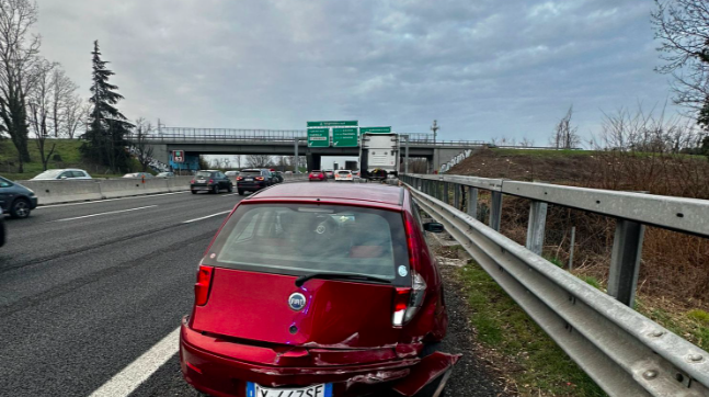 Incidente tra auto e camion lungo la tangenziale nord