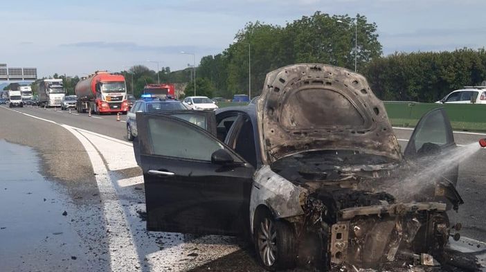 Auto in fiamme in tangenziale all'altezza di Borgaro: code in entrambe le direzioni