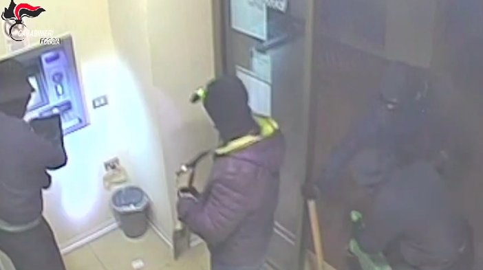 Smantellata banda criminale che assaltava i bancomat con il metodo della "marmotta": otto indagati tra Puglia e Piemonte