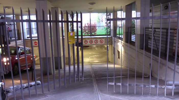 Studentessa violentata nella sua stanza, proseguono le indagini: sopralluogo nel garage della residenza universitaria Studentessa violentata nella sua stanza, proseguono le indagini: sopralluogo nel garage della residenza universitaria