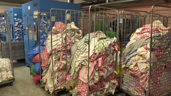 Dentro la lavanderia del carcere di Torino: “Lavorare qui? Rende migliori, mi sento in famiglia” [VIDEO]