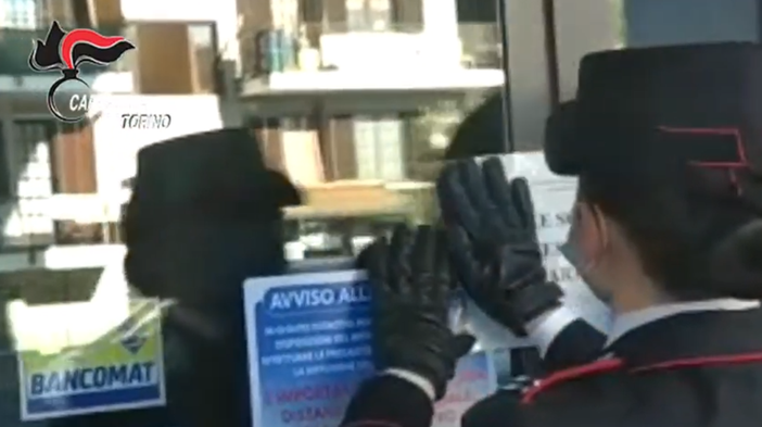 Castellamonte, distrutta la vetrata di ingresso della pizzeria dei fratelli gambizzati mercoledì a colpi di pistola